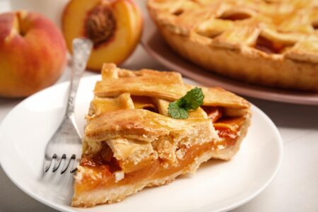 This is a delicious recipe for homemade peach pie. You can learn how to make it by following the steps given in this article.