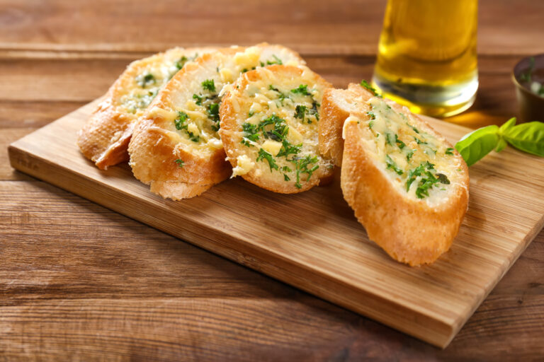 Learn how to make the best garlic bread ever! It’s easy, fast and delicious.