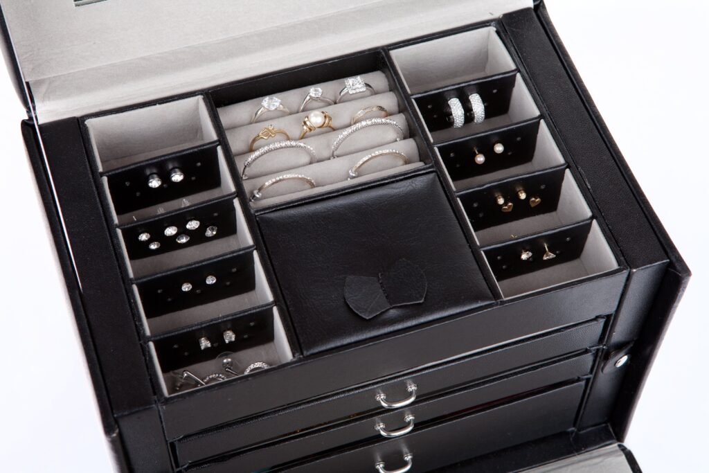 If you are planning to travel, here are the best jewelry cases in 2022 for your next trip.