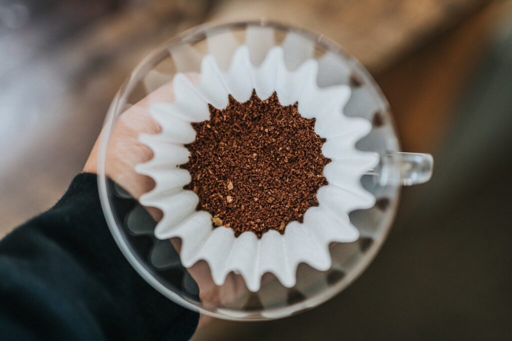 With a wide range of pour-over coffee makers on the market, it cannot be easy to choose the right one. This article helps with that, so check it out!